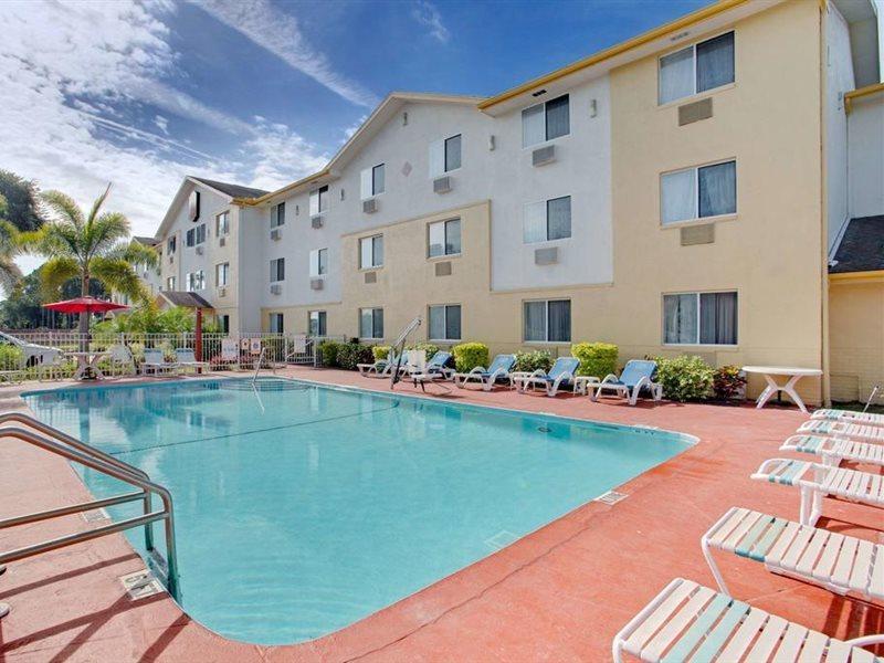 Super 8 By Wyndham Clearwater/St. Petersburg Airport Ξενοδοχείο Εξωτερικό φωτογραφία