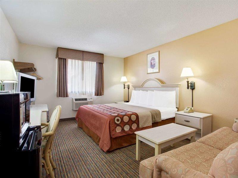 Super 8 By Wyndham Clearwater/St. Petersburg Airport Ξενοδοχείο Εξωτερικό φωτογραφία